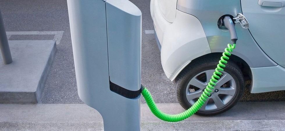 Compra un’auto elettrica ma non gli viene applicato il “doppio sconto” per gli incentivi statali e provinciali